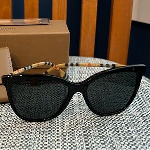Burberry BE4308 Clare sunglasses